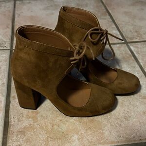 Cute ADORABLE Women’s Qupid heels in a size 6.. Like BRAND NEW!!